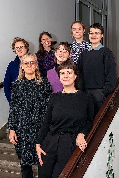 Foto des Teams der Koordinierungsstelle mit den sieben Mitarbeiter*innen